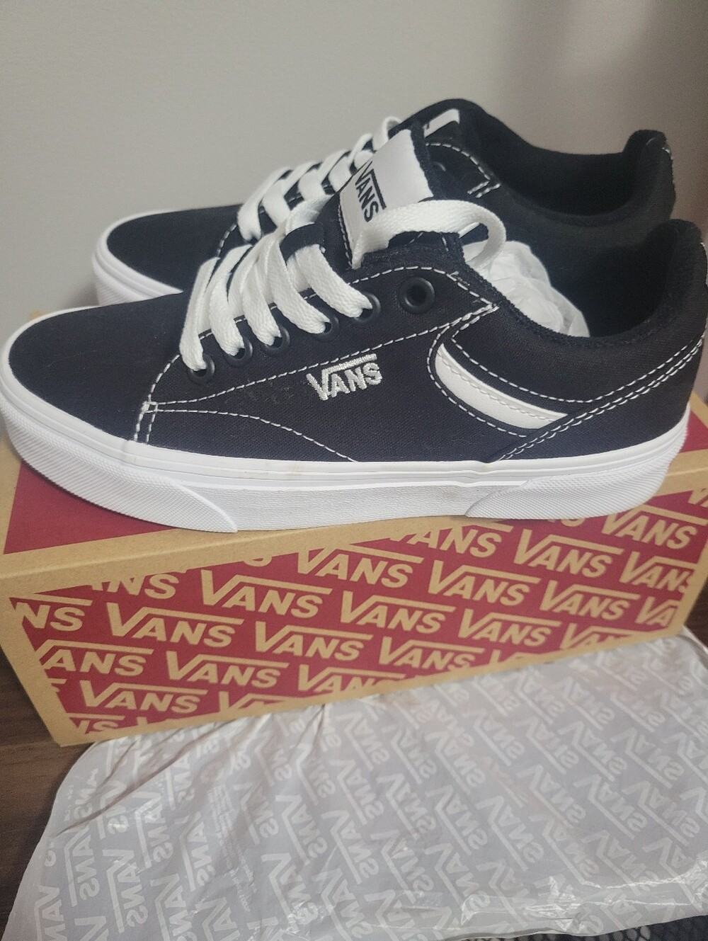 Vans® Seldan Women's Shoes 5.5 NEW IN BOX
